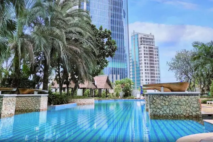 Джакарта: The Ritz-Carlton Jakarta, Mega Kuningan
