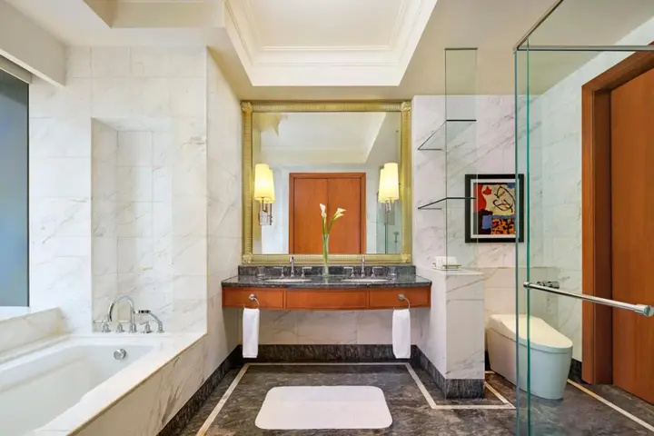 Джакарта: The Ritz-Carlton Jakarta, Mega Kuningan