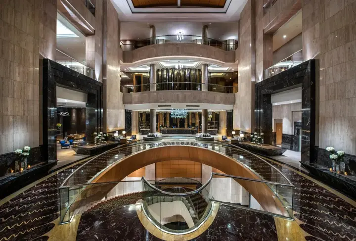 Джакарта: The Ritz-Carlton Jakarta, Mega Kuningan