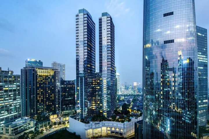 Джакарта: The Ritz-Carlton Jakarta, Mega Kuningan