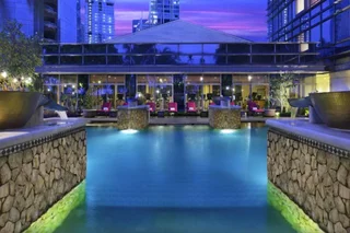 Джакарта: The Ritz-Carlton Jakarta, Mega Kuningan