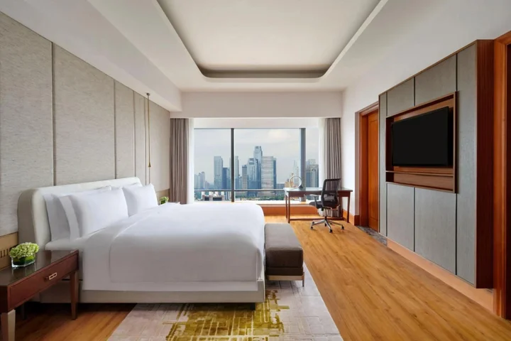 Джакарта: The Ritz-Carlton Jakarta, Mega Kuningan