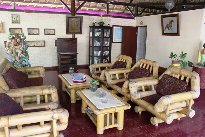 Канди Даса: Anom Beach Hotel
