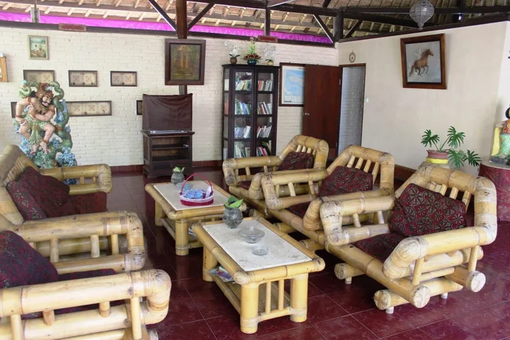 Канди Даса: Anom Beach Hotel