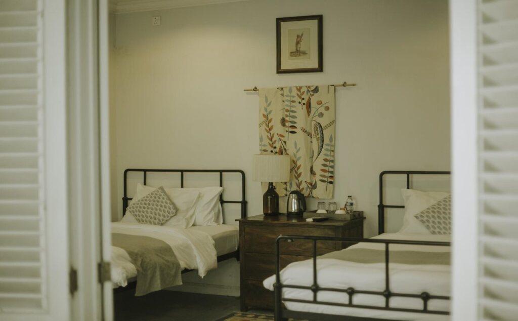 Brown Feather Hotel — фото 1