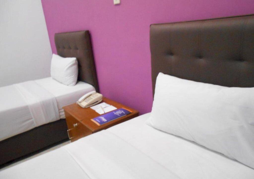 Тегал: Riez Palace Hotel