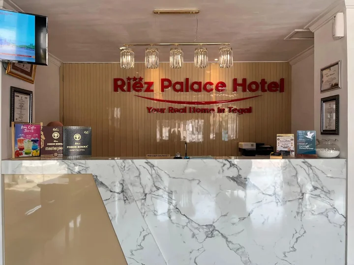 Тегал: Riez Palace Hotel