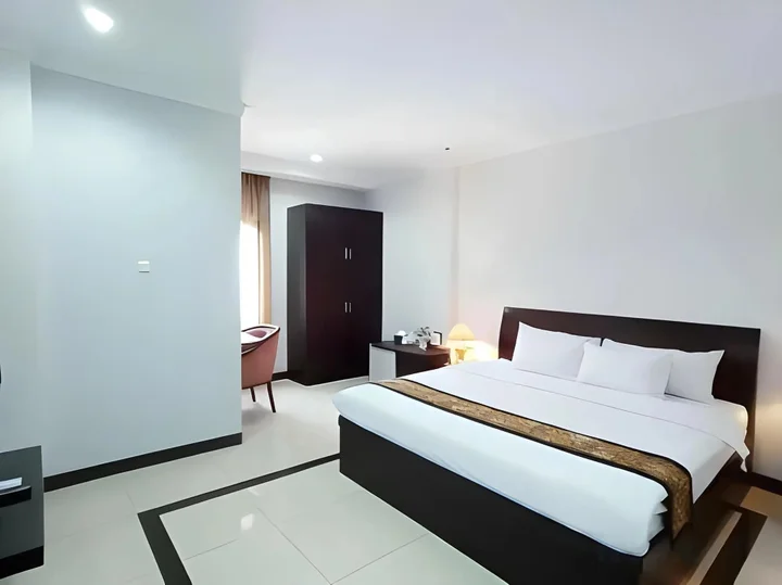 Тегал: Riez Palace Hotel