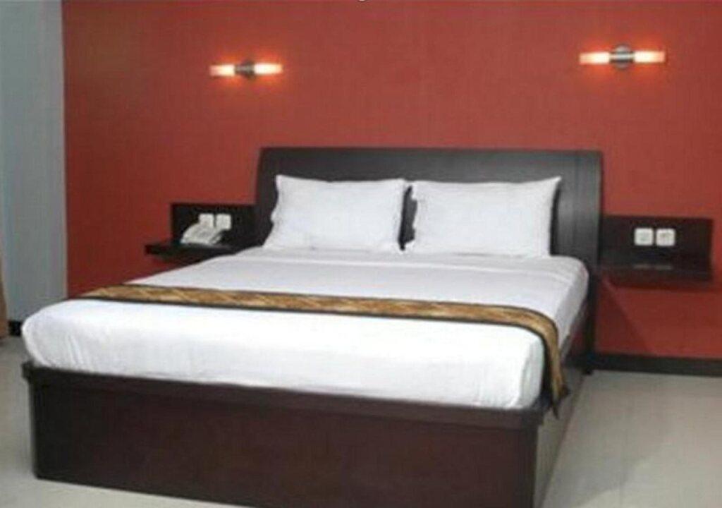 Тегал: Riez Palace Hotel