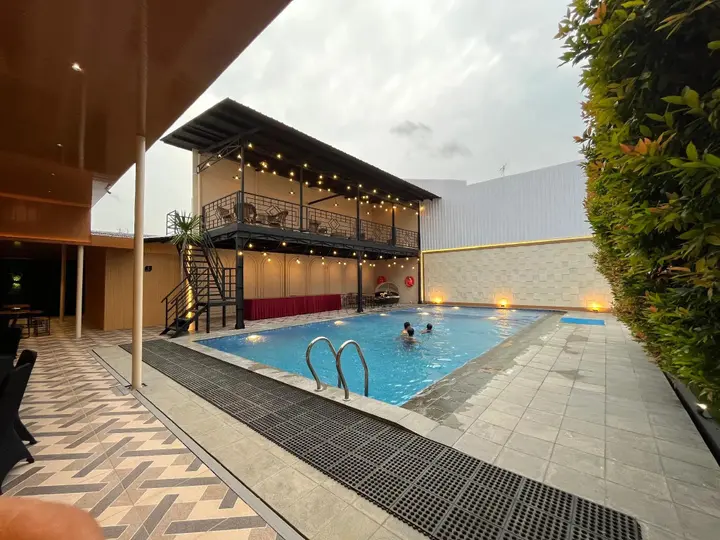 Тегал: Riez Palace Hotel