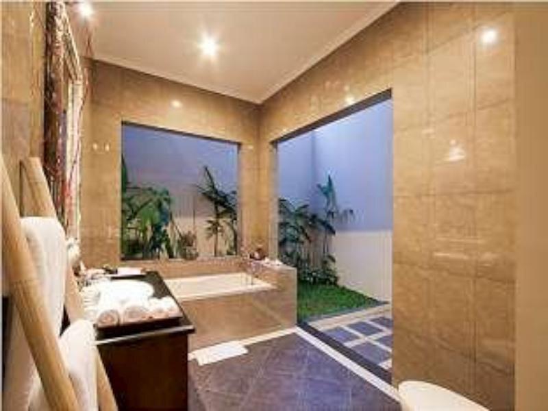 Керобокан: Madhya Villa