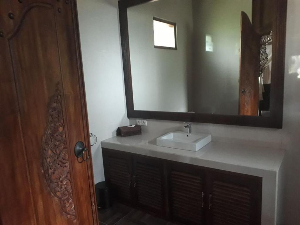 Сукасада: Shanti Natural Panorama View Hotel