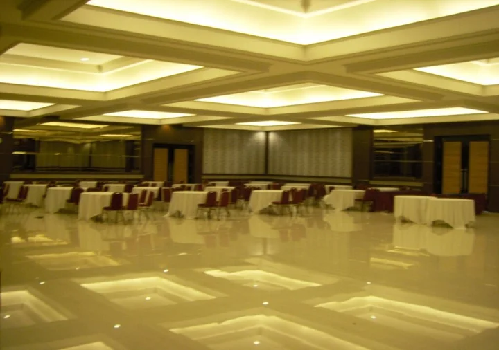 Гленмур: New Surya Hotel