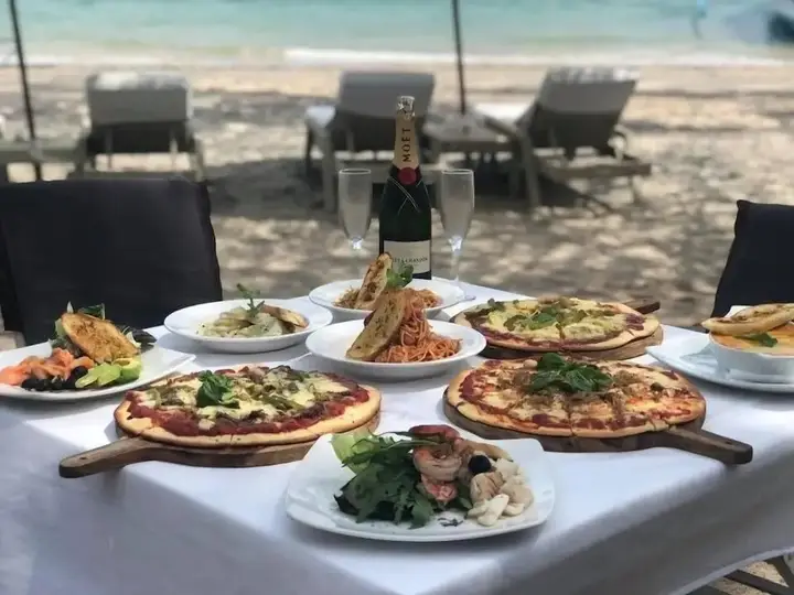 Scallywags Beach Club — фото 1