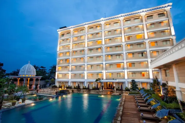 Батуретно: The Rich Jogja Hotel