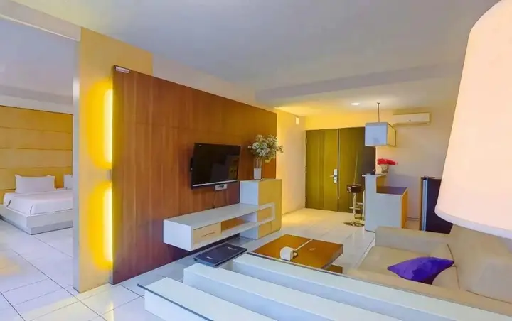 Джембер: Royal Hotel n' Lounge