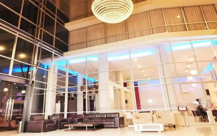 Джембер: Royal Hotel n' Lounge