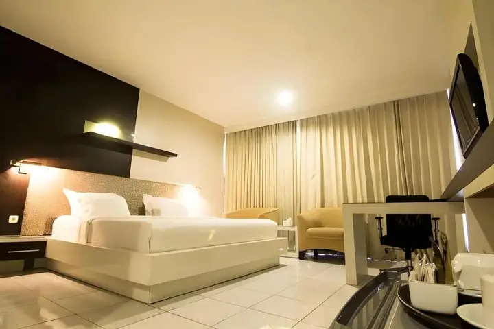 Джембер: Royal Hotel n' Lounge