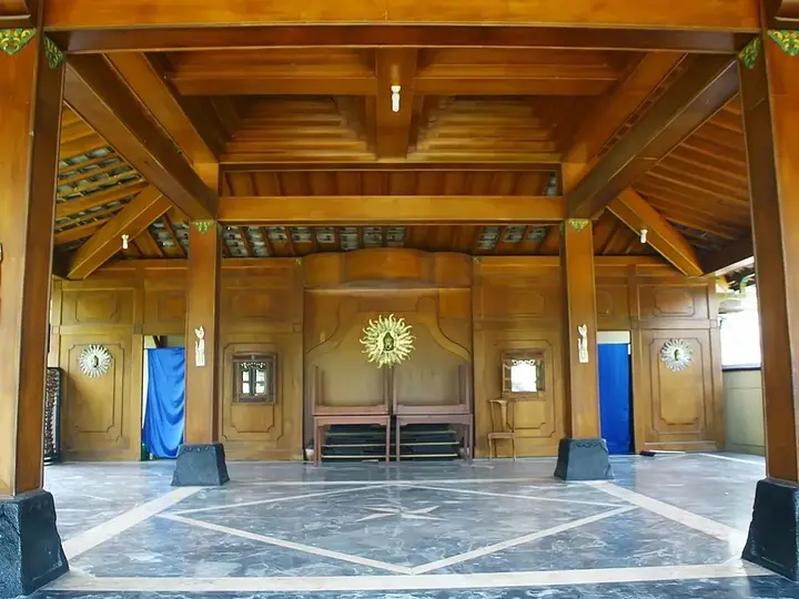 Батуретно: Hotel Queen Star