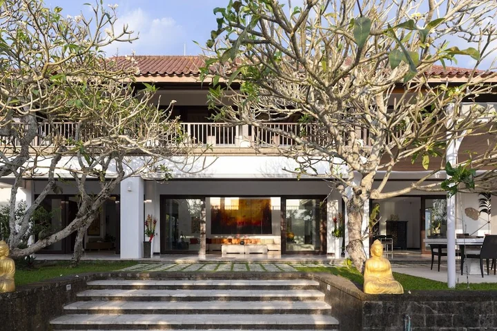 Переренан: Villa Manis