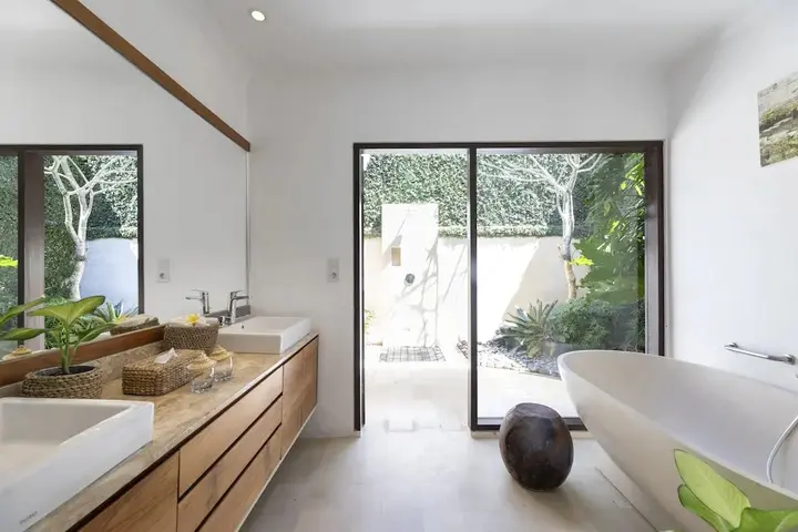 Переренан: Villa Manis