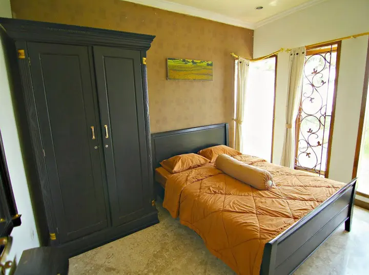 Бандунг: De Bukit Dago Villa by HouseinBandung