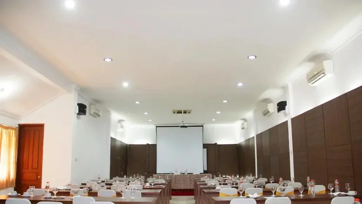 Депок: Front One Resort Yogyakarta