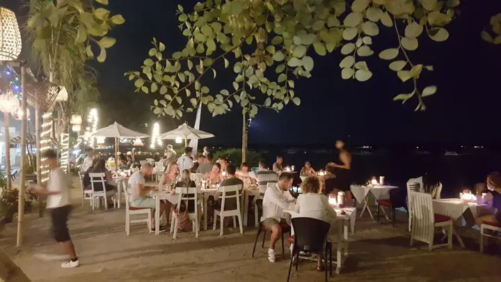 Гили Траванган: The Beach House Resort