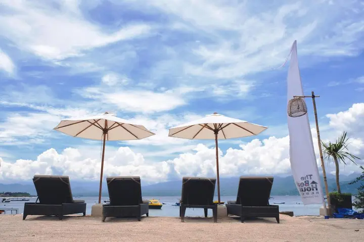 Гили Траванган: The Beach House Resort