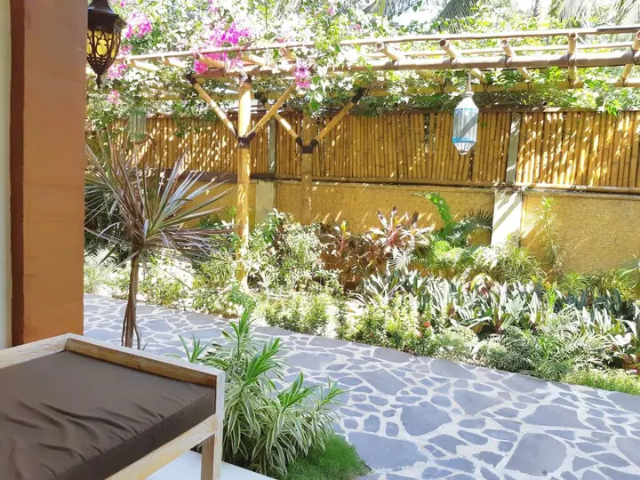 Гили Траванган: The Beach House Resort