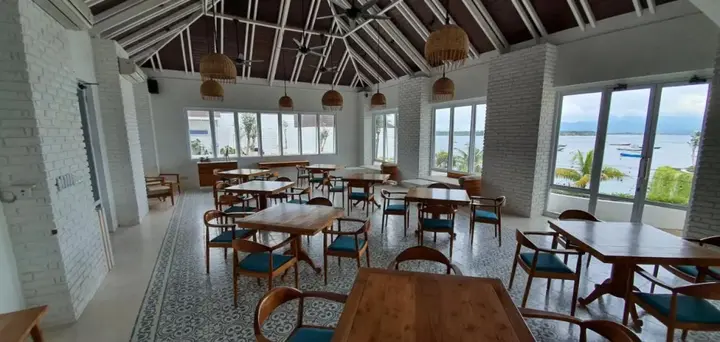 Гили Траванган: The Beach House Resort