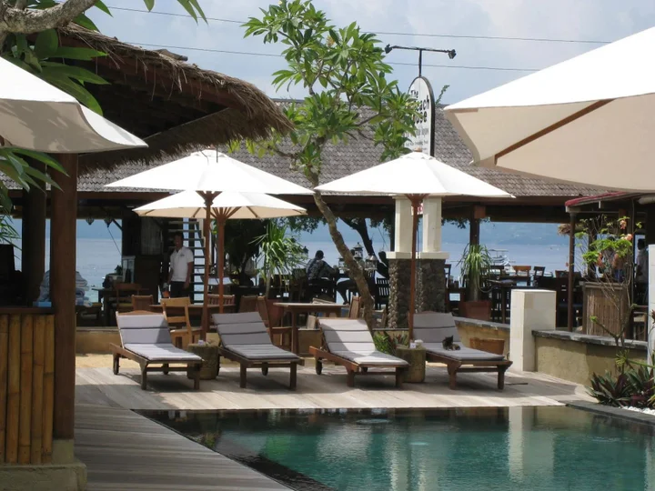 Гили Траванган: The Beach House Resort