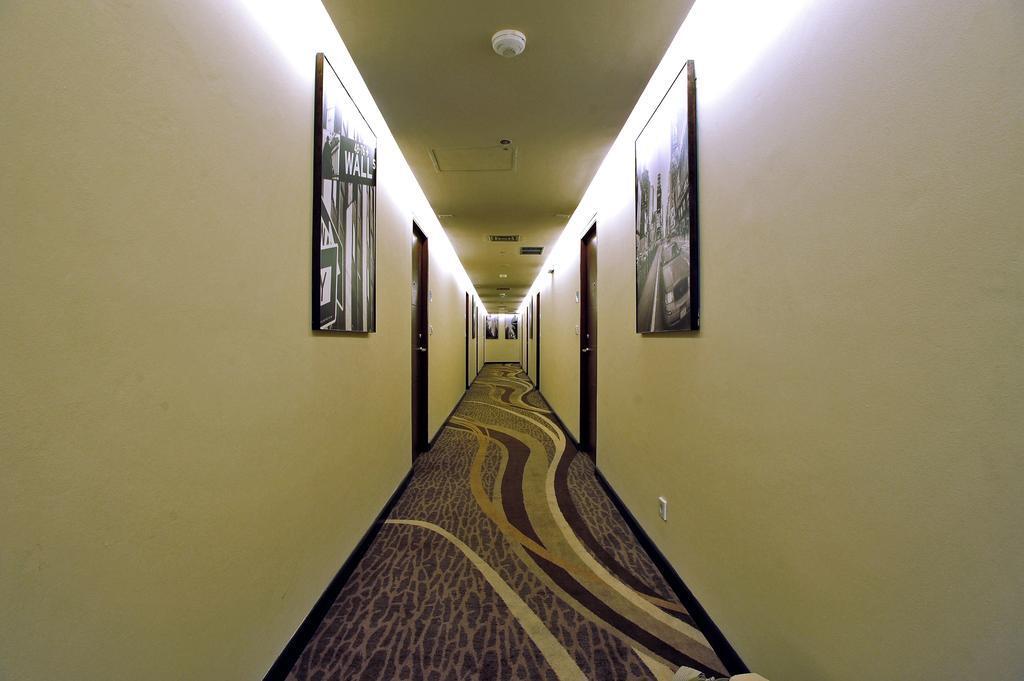 Сурабая: Midtown Hotel