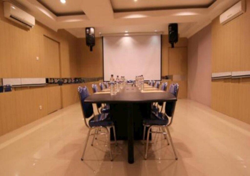 Сурабая: High Point Serviced Apartment