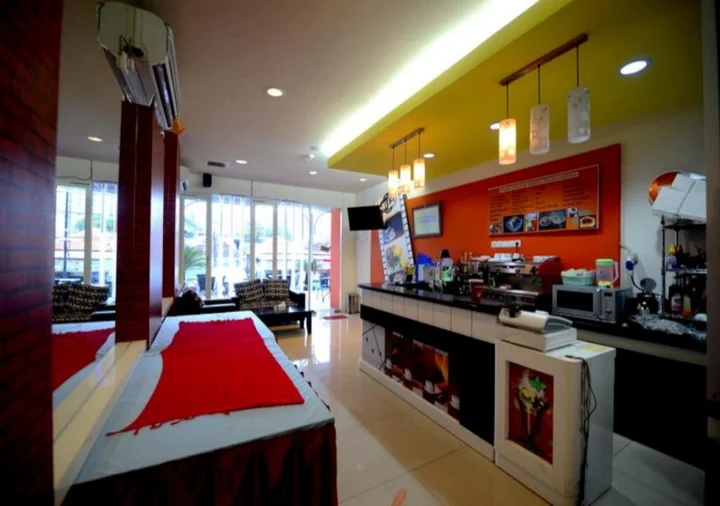 Сурабая: High Point Serviced Apartment