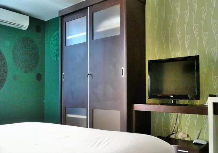 Сурабая: High Point Serviced Apartment