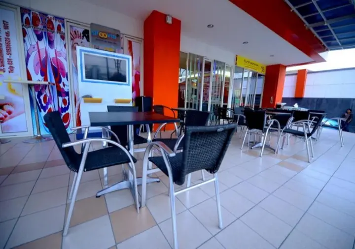 Сурабая: High Point Serviced Apartment