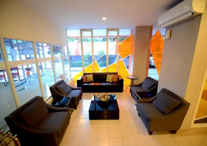 Сурабая: High Point Serviced Apartment