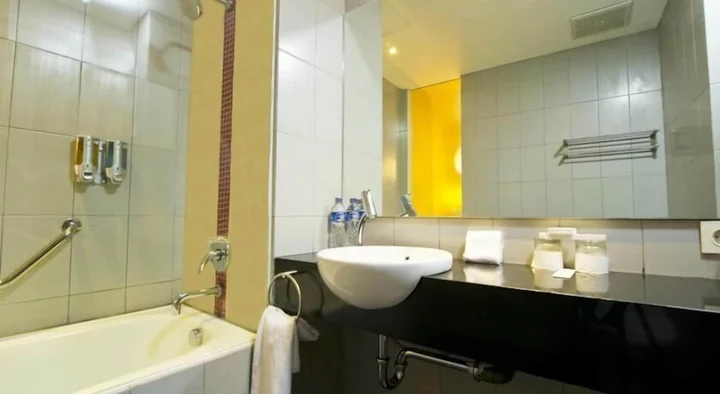 Тангеранг: J Hotel Bandara Soekarno Hatta