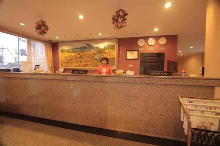 Сурабая: Hotel Sinar 2