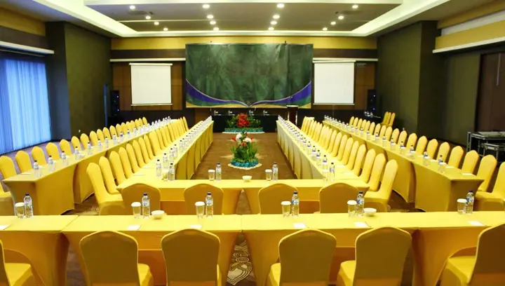 Батуретно: Crystal Lotus Hotel Yogyakarta