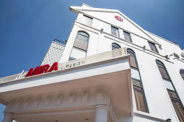 Сурабая: DeMira Hotel