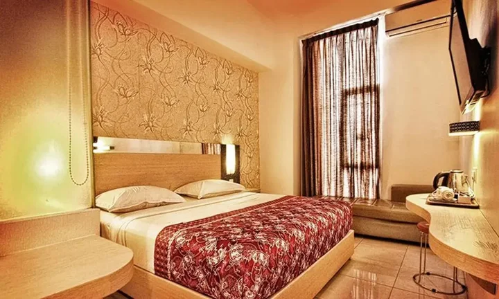 Маланг: Dewarna Hotel Sutoyo
