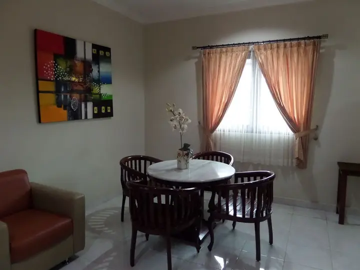 Депок: Emdi House