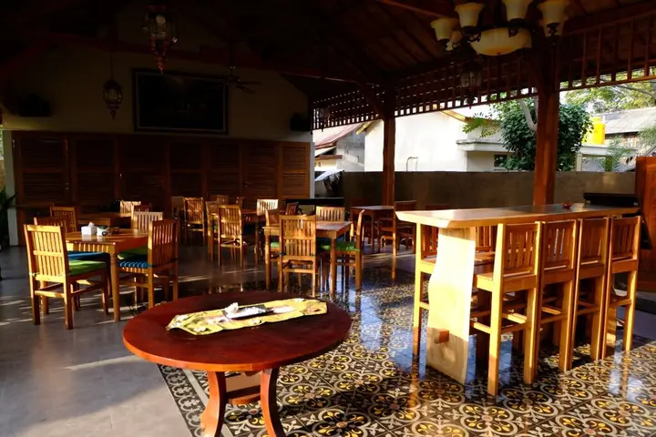 Гили Траванган: Paradesa Villa