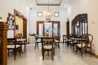 Бандунг: Lombok Ethnic Bandung