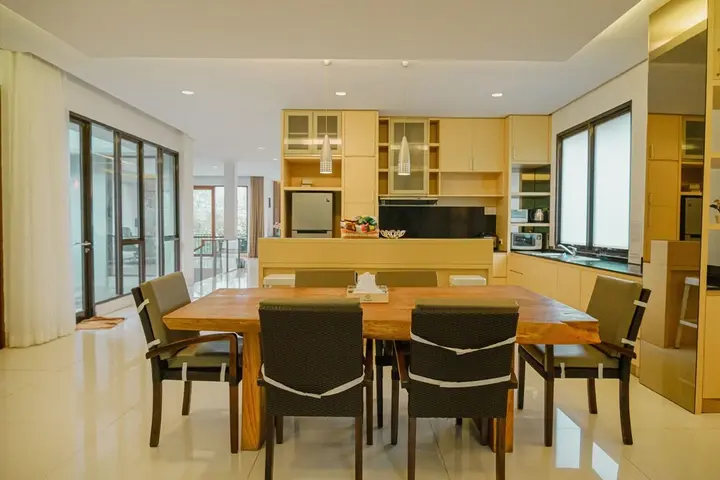 Бандунг: Ohara City View 5BR Villa Heated Pool and Billiard