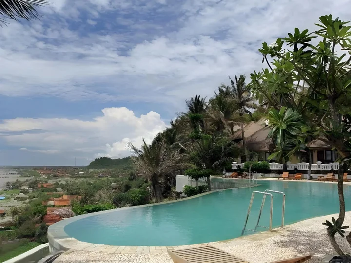 Батуретно: Queen of The South Resort