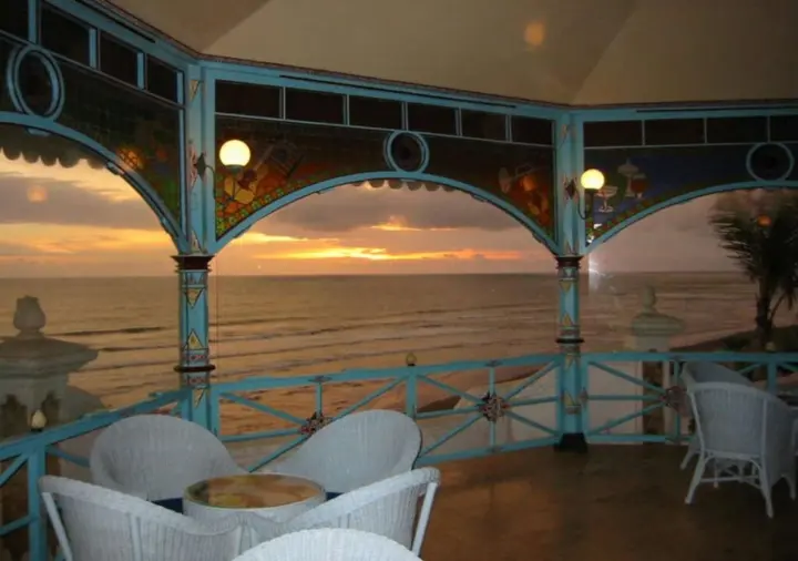 Батуретно: Queen of The South Resort