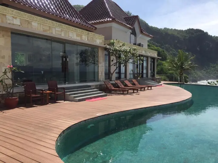 Батуретно: Queen of The South Resort